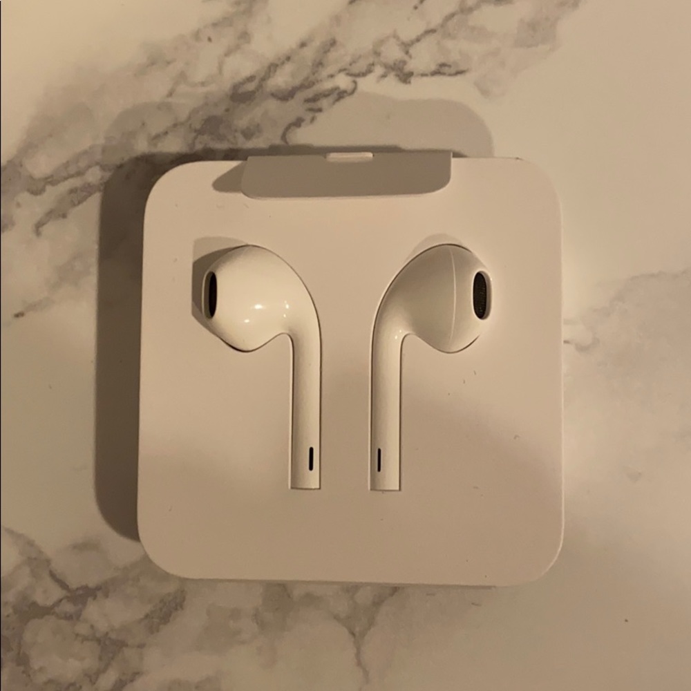 apple earpods with lightning cable NEW